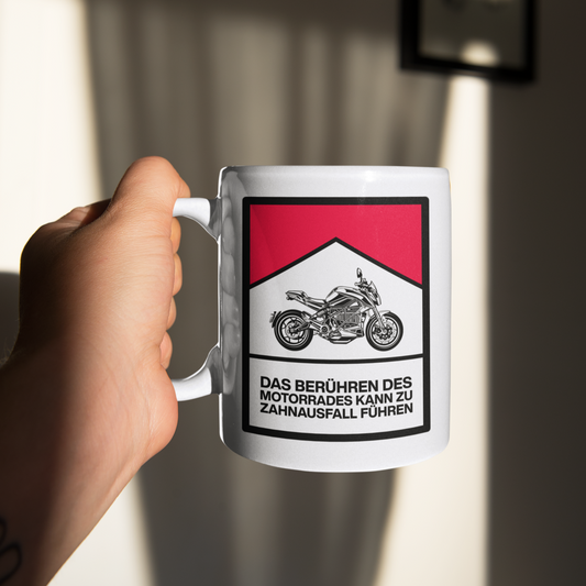 Das Berühren des Motorrads kann zu Zahnausfall führen - Tasse